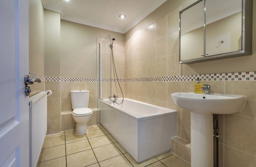 North Burlingham Cabin | Norfolk Broads, 5 bedrooms, hot tub & private outdoor swimming pool. Sleeps 10