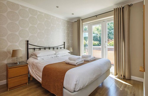 North Burlingham Cabin | Norfolk Broads, 5 bedrooms, hot tub & private outdoor swimming pool. Sleeps 10