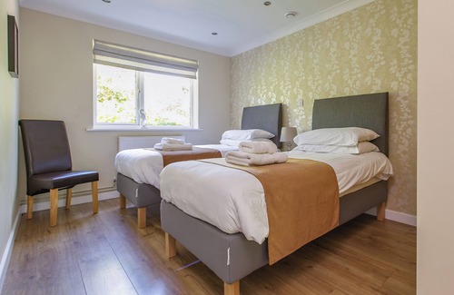 North Burlingham Cabin | Norfolk Broads, 5 bedrooms, hot tub & private outdoor swimming pool. Sleeps 10