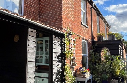 Geldeston House | Norfolk Broads Comfy Cottage. 500 yds River. Suffolk Broadland Village/Beach Hut