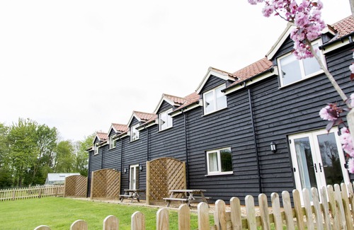 East Dereham Apartment | Norfolk country retreat for two with Pool, Sauna, Gym and Tennis Courts!