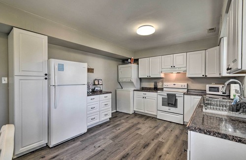 North Camellia Acres Cottage | Norfolk Home w/Private Yard - Walk to Beach!
