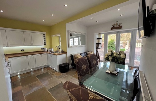 Berwick-upon-Tweed Cottage | Norham near Berwick - Sleeps 8 - 2 Bathrooms - 15 Mins Beach - Dog Friendly