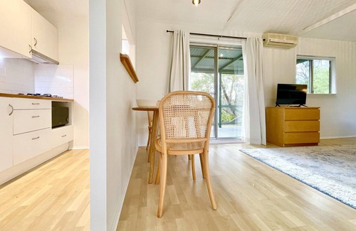 Faulconbridge Cottage | Norman Lindsay Cottage - Wilderness Cabin, A/C, BBQ, Smart TV, Norman Lindsay Gallery Estate