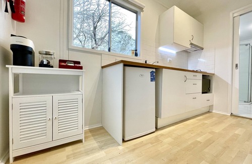 Faulconbridge Cottage | Norman Lindsay Cottage - Wilderness Cabin, A/C, BBQ, Smart TV, Norman Lindsay Gallery Estate