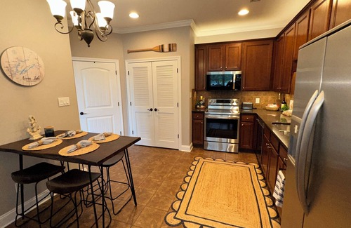 Andersonville Condo | Norris Nook-1 bedroom lakeview condo at Waterside Marina, near "The Loyston"