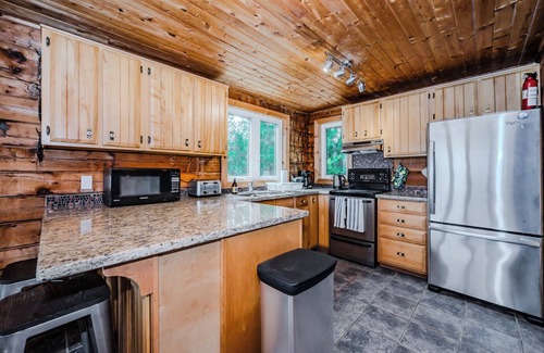 Lion's Head Cottage | Norse Nook Waterfront w/Hot Tub & Sauna