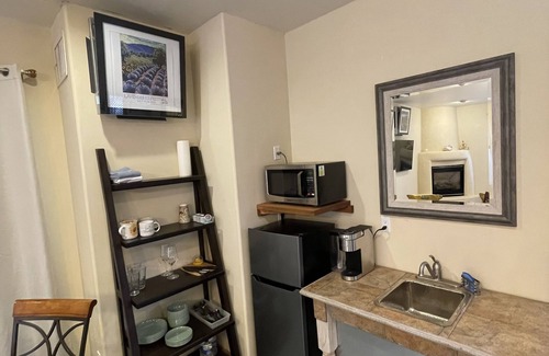 Los Ranchos de Albuquerque Apartment | North Sunflower Casita @ SantuaRio Grande - Cozy Casita+Fireplace+Private Patio