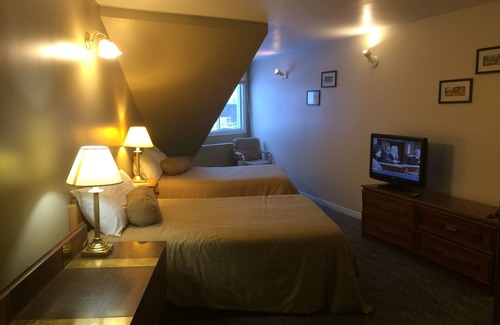 Cochrane Hotel | North Adventure Inn