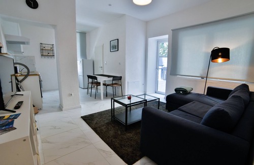 Goethestraße Apartment | North apartment 5 I 1 room with inviting living area on the first floor