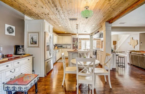 Cedar Park House | North Austin Gem! The Way a Vacation Rental is Supposed to Be. Great Vibes!