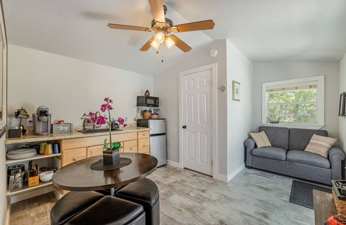 Pflugerville Cottage | North Austin Poolside Casita