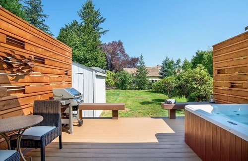 North Bend Apartment | North Bend Escapes North Bend Downtown Suite with private back yard, hot tub.