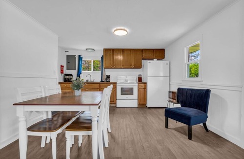 Lexington Cabin | North Bound 25 - Family Compound With 5 Cottages!