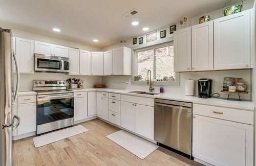 Marble Cottage | North Carolina Coupes Retreat w/Deck & Grill!