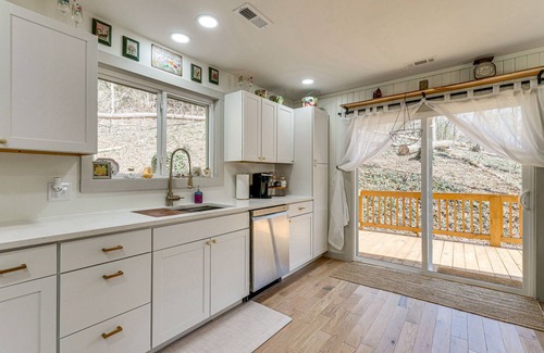 Marble Cottage | North Carolina Coupes Retreat w/Deck & Grill!