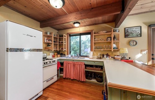 Marblemount Cabin | North Cascades River Song Cabin - riverfront with room for the family