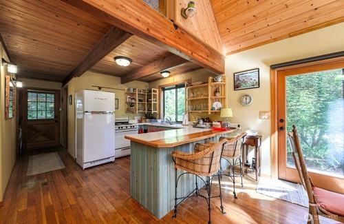 Marblemount Cabin | North Cascades River Song Cabin - riverfront with room for the family