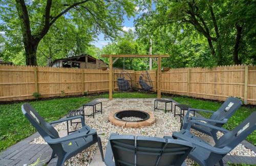 North Chicago House | North Chi retreatNavySaunaTiki BarGames