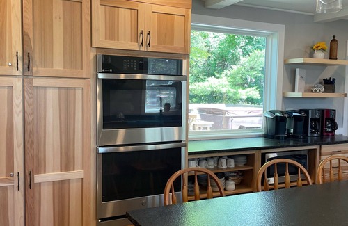 North Conway House | North Conway! Mins to 3 Ski Resorts Sleeps 22 with 9 bedrooms & outdoor Hot Tub!