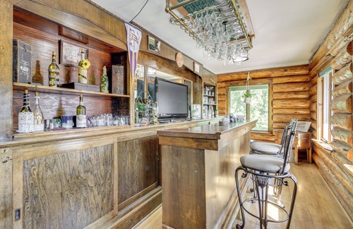 Casselton House | North Dakota Log Home w/Private Deck & Sauna!