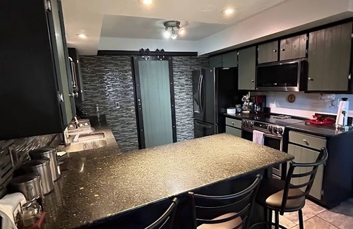 Northeast Heights House | North East Heights Exquisite Townhome Balloon Fiesta-Balconies-Patios-Hot Tub!