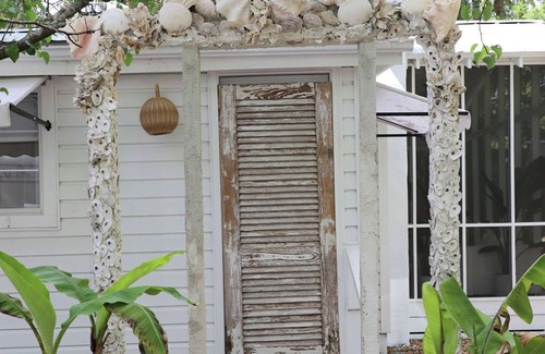 Tybee Island Cottage | North End, 3 Br Luxury Cottage, Pet Friendly, Private Road, 5 min walk to Beach