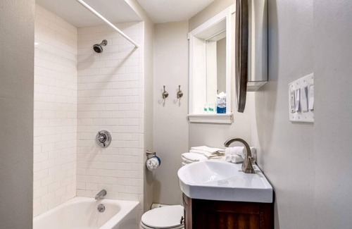North End Apartment | North End Apt Near Harbor
