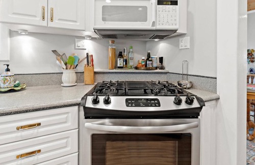 North End House | North End Cottage! Walk the Tree-lined Neighborhood to Hyde Park + Camel's Back Park