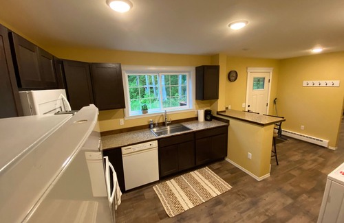 Ketchikan Apartment | North End- Versatile Studio w/Full Sized Kitchen & Bath- CLEAN!