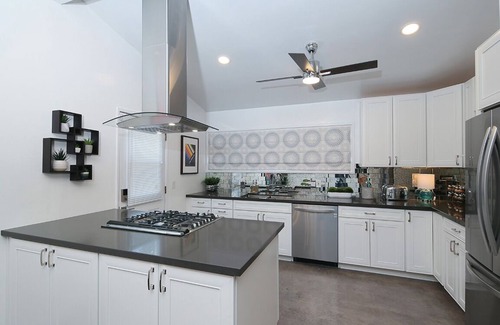 Sun Valley House | North Hollywood Oasis + Near Universal City + Poolside Movie Nights