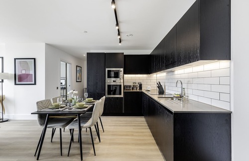 College Park and Old Oak Apartment | North KenVIII-2Bedroom+2Bathroom+Balcony+Concierge