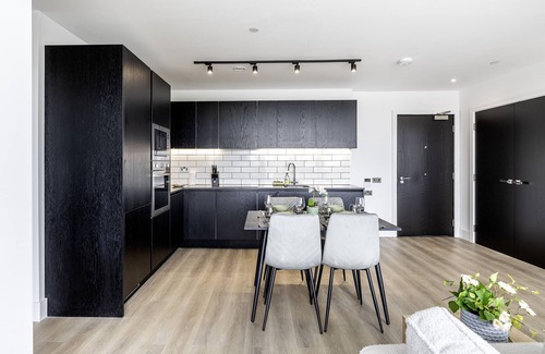 College Park and Old Oak Apartment | North KenVIII-2Bedroom+2Bathroom+Balcony+Concierge