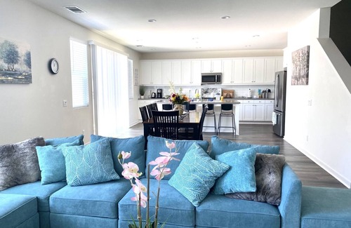 Sylmar House | North LA Spacious/Family-Friendly New Home with 5 Bedrooms, 3 Baths, 6 Beds