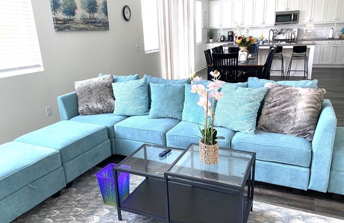 Sylmar House | North LA Spacious/Family-Friendly New Home with 5 Bedrooms, 3 Baths, 6 Beds