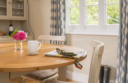 Braintree Cottage | North Lodge historic self-catering detached cottage with garden, parking & pets