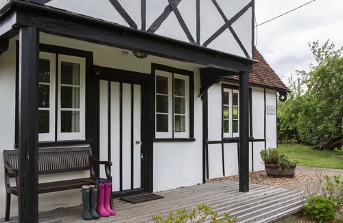 Braintree Cottage | North Lodge historic self-catering detached cottage with garden, parking & pets