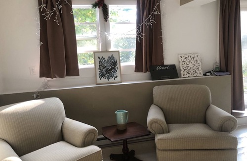 Marshfield Apartment | North Marshfield furnished rental with amazing sunsets . Pet friendly and cozy