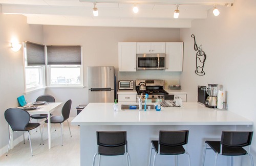 North of Montana House | North of Montana Ave., Modern Santa Monica guesthouse