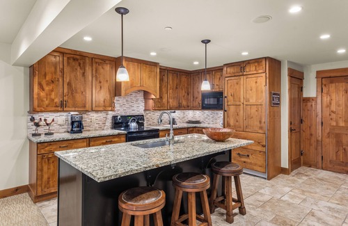 Downtown Condo | North Of Nell, Unit 2e