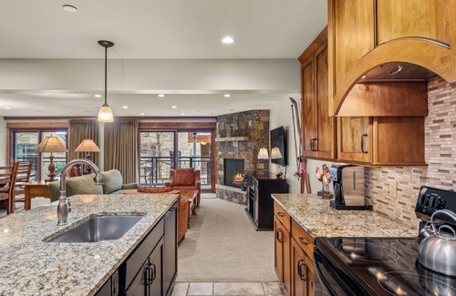 Downtown Condo | North Of Nell, Unit 2e