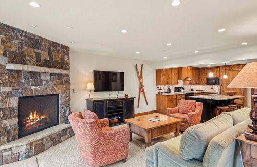 Downtown Condo | North Of Nell, Unit 2e