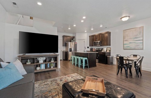 North Ogden House | North Ogden Townhome Near Ski Resorts & Pet Friendly!