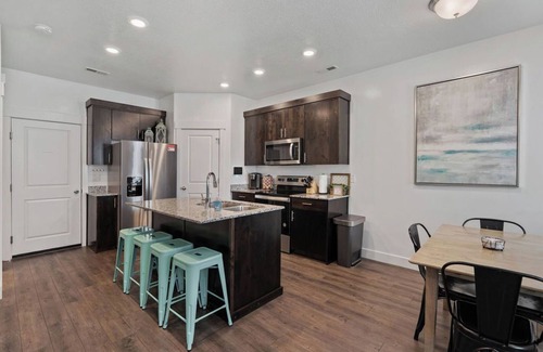 North Ogden House | North Ogden Townhome Near Ski Resorts & Pet Friendly!