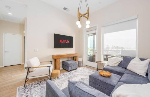 North Park Apartment | North Park Penthouse King Beds Workspaces Parking
