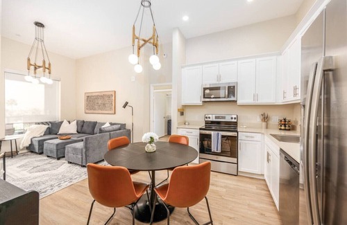 North Park Apartment | North Park Penthouse~King Beds~Workspaces~Parking~Near Zoo, Balboa Park!