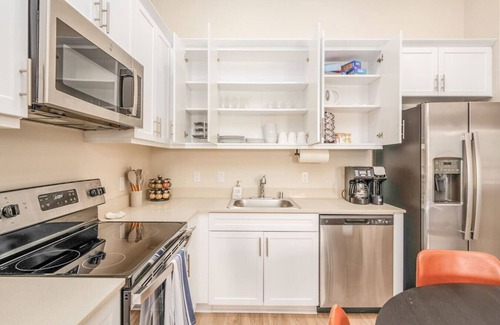 North Park Apartment | North Park Penthouse~King Beds~Workspaces~Parking~Near Zoo, Balboa Park!