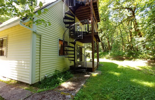 North Plains Ski Chalet | North Plains Home on a Stream in foothills of the Coast Range Mtns Unplug Zone
