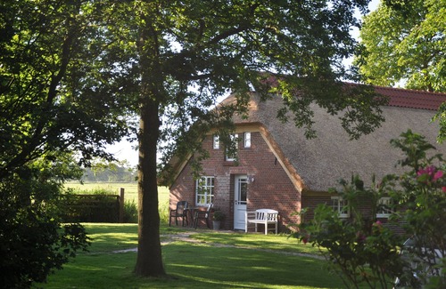 Butjadingen House | North Sea, old Frisian thatched cottage in idyllic secluded location with sauna
