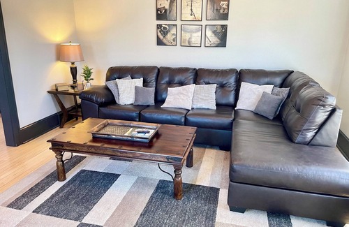 Two Harbors House | North Shore Escape 3 Queen Rooms, Walkable to Beach & Shops
